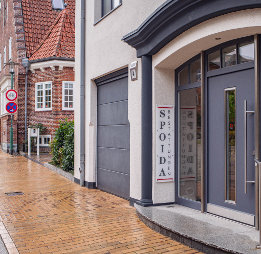 Firmenschild mit Logo am Eingangsbereich